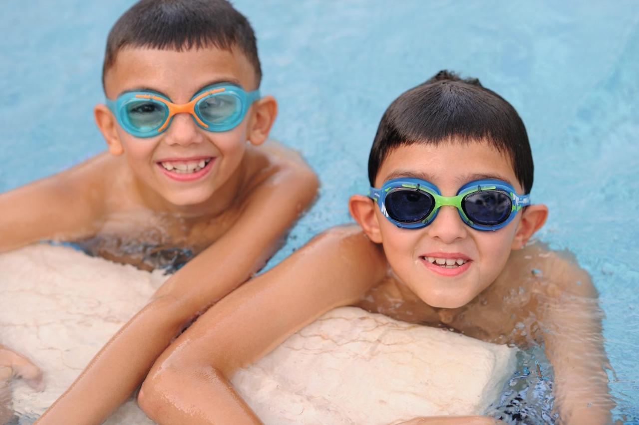 Moevenpick Hotel City Star Yidda Exterior foto Swimmers wearing swim goggles
