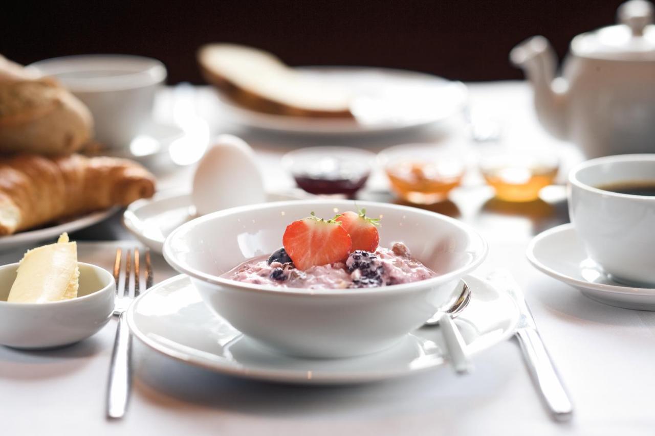 Moevenpick Hotel City Star Yidda Exterior foto A bowl of muesli with fruit