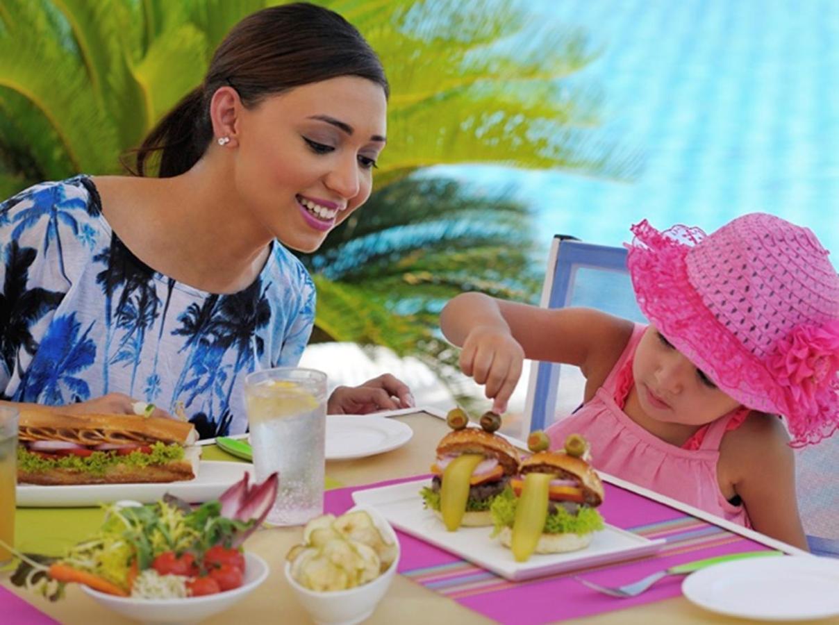 Moevenpick Hotel City Star Yidda Exterior foto A mother and daughter eating a meal
