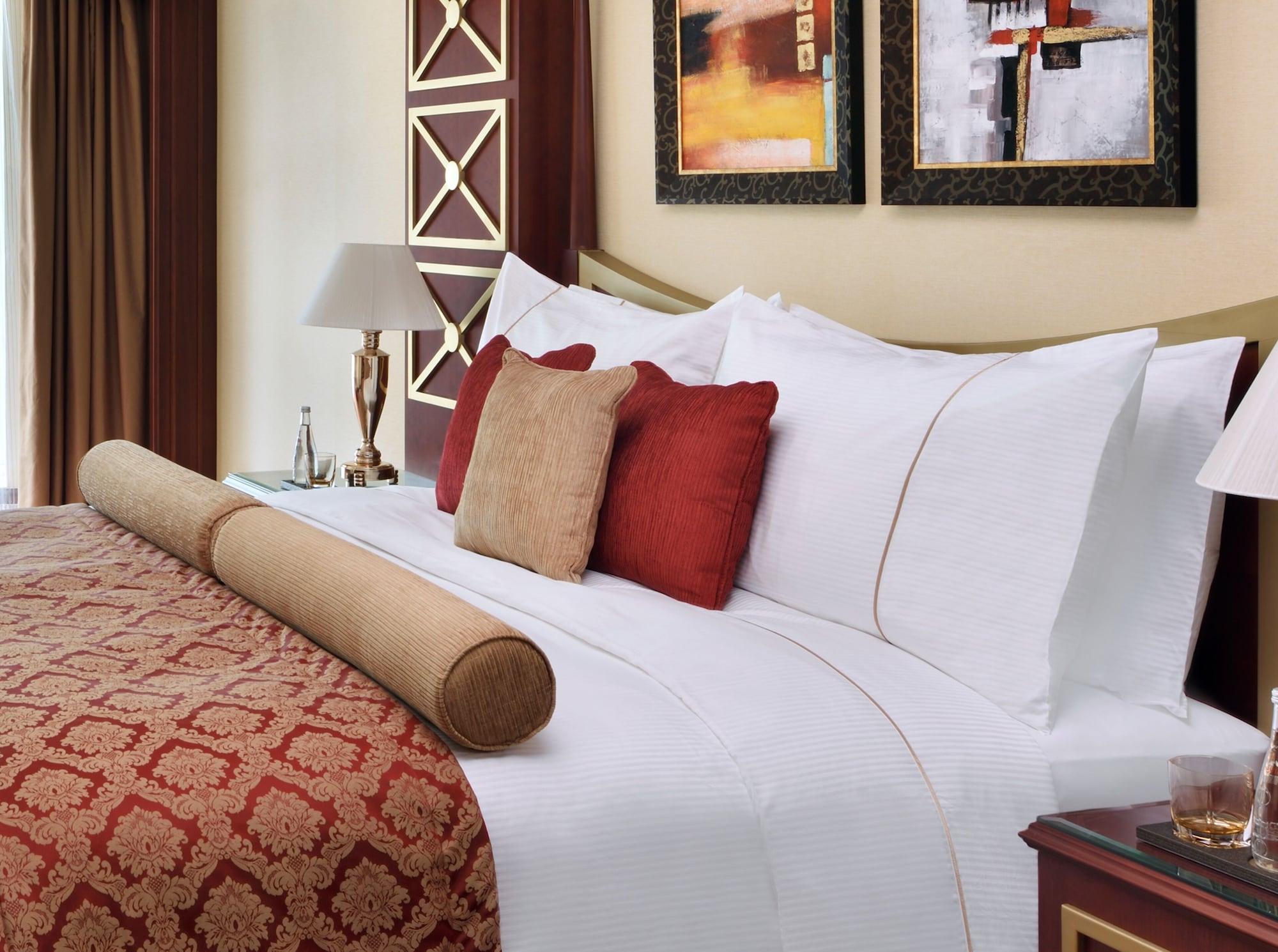Moevenpick Hotel City Star Yidda Exterior foto A bed with cushions