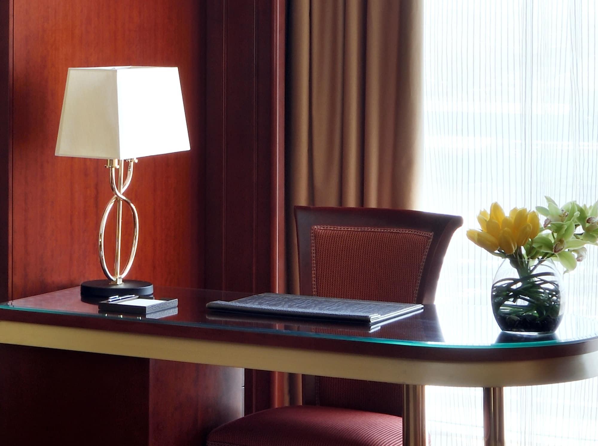 Moevenpick Hotel City Star Yidda Exterior foto A table lamp