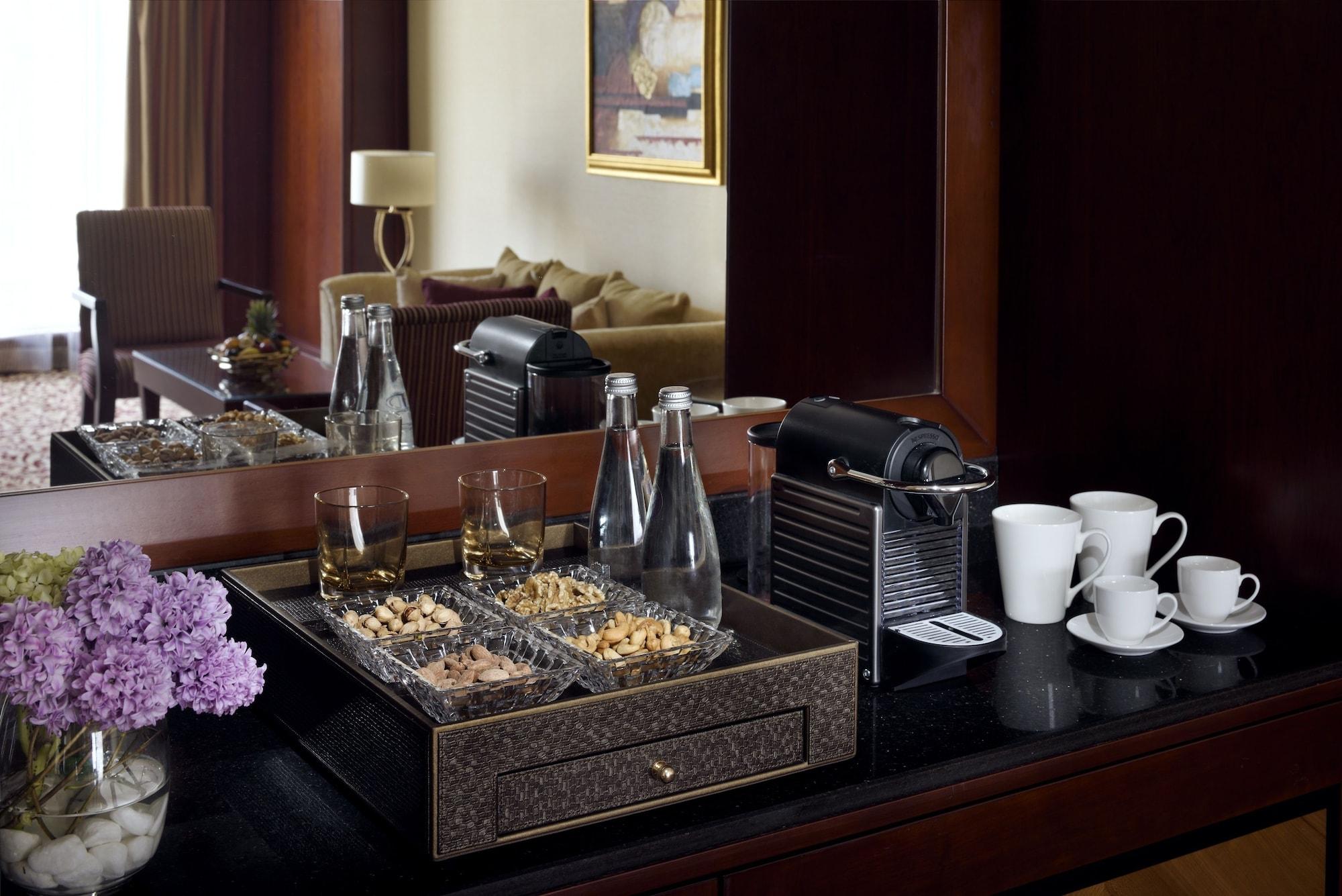 Moevenpick Hotel City Star Yidda Exterior foto A Nespresso machine in a hotel room