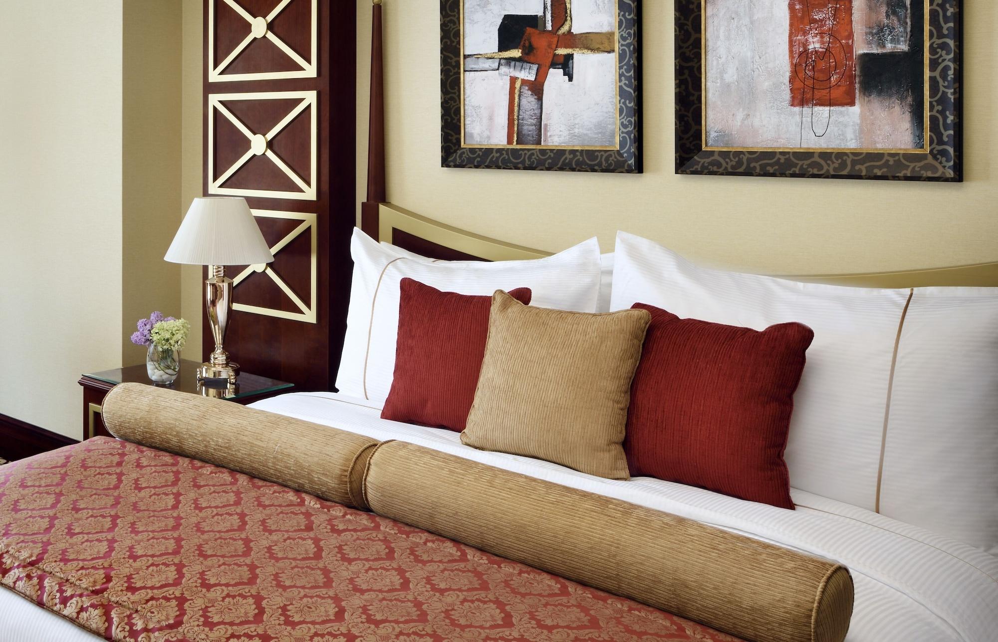 Moevenpick Hotel City Star Yidda Exterior foto A bed with cushions