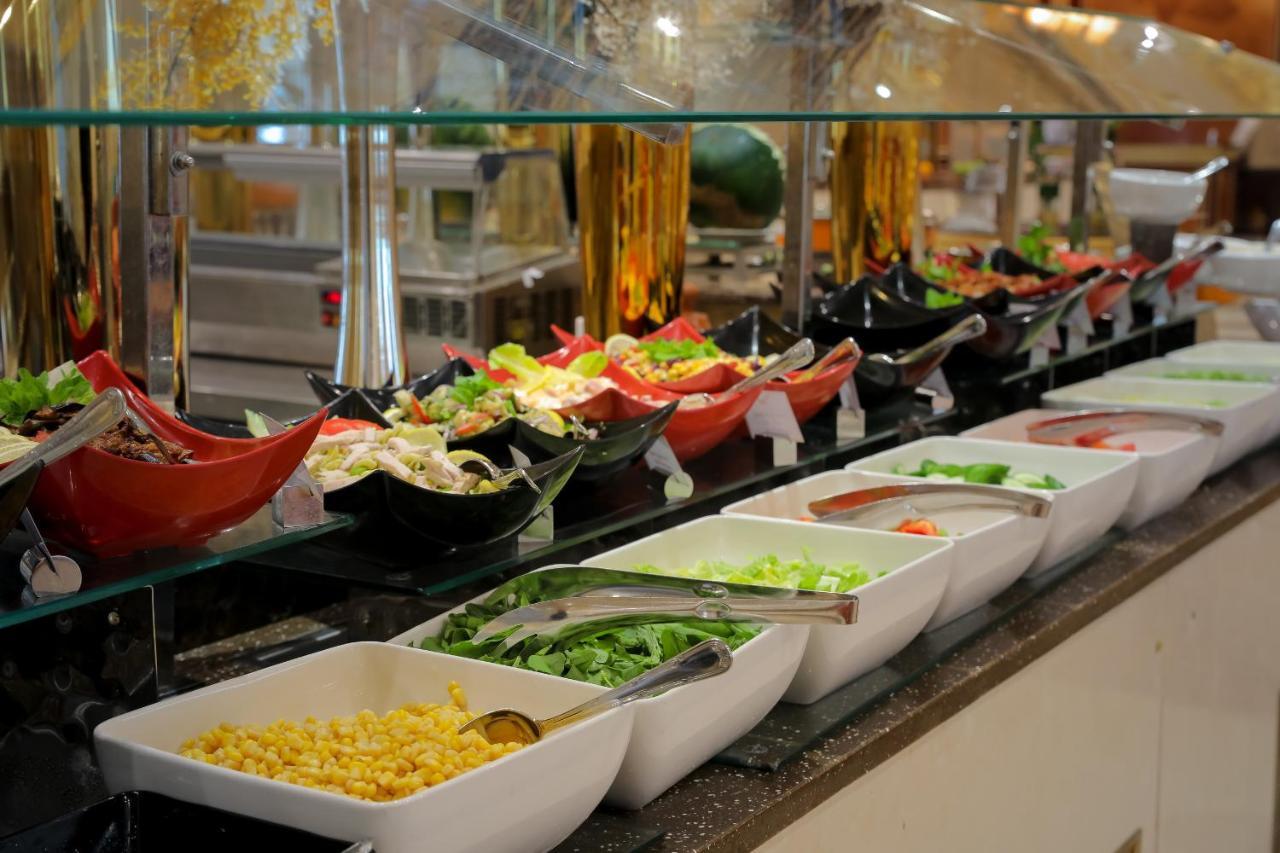 Moevenpick Hotel City Star Yidda Exterior foto A salad bar