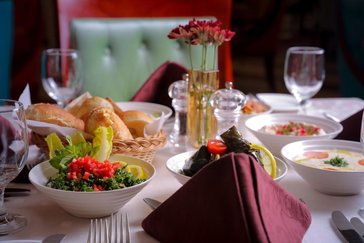 Moevenpick Hotel City Star Yidda Exterior foto A selection of Lebanese cuisine
