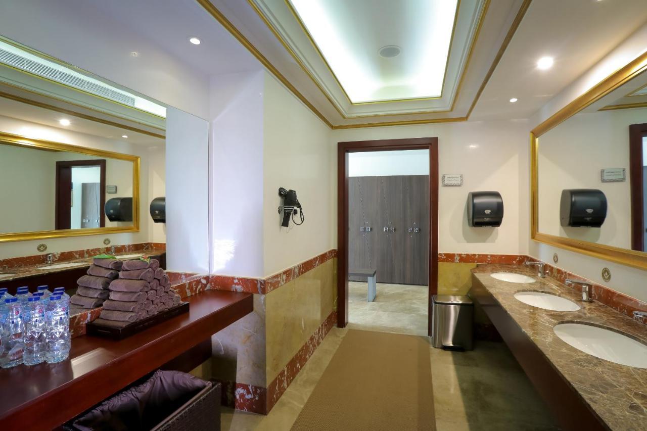 Moevenpick Hotel City Star Yidda Exterior foto A public restroom in a hotel