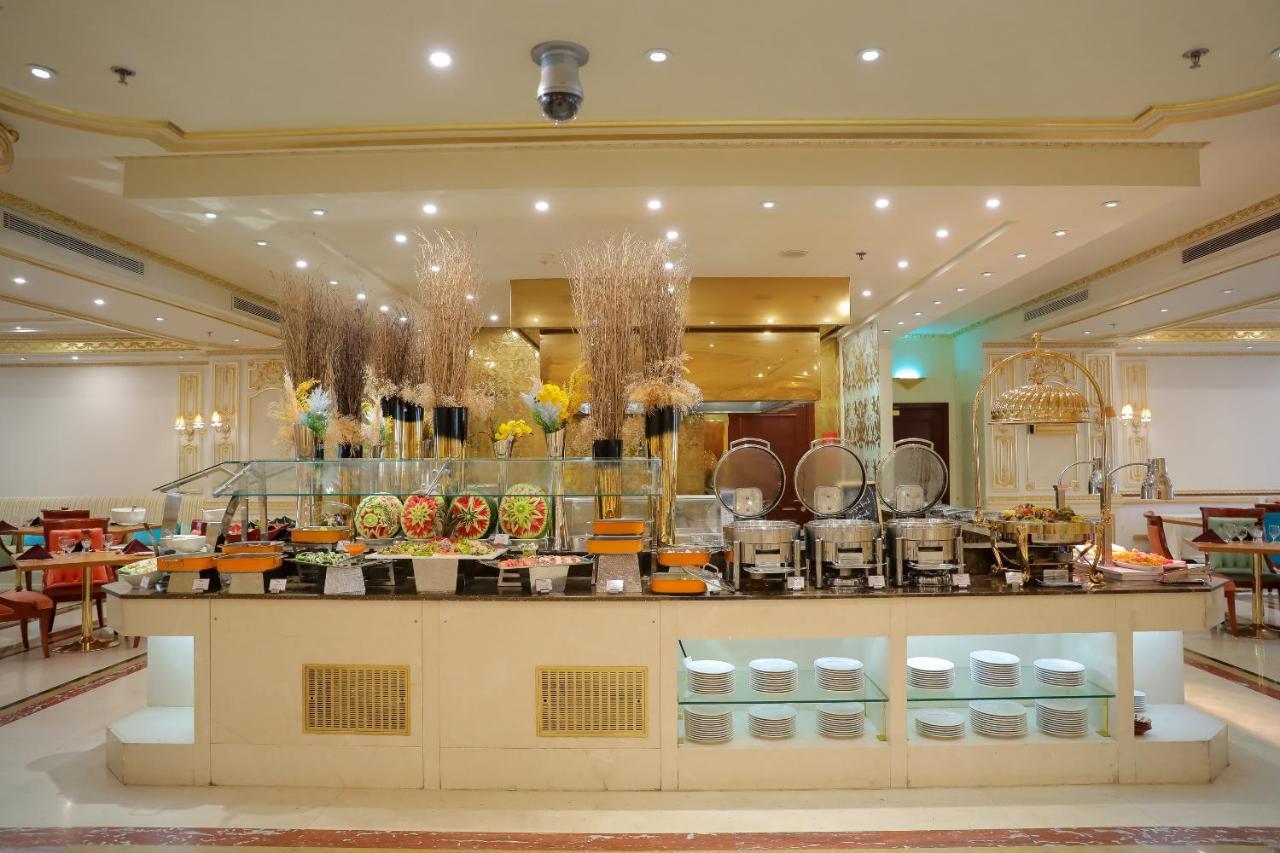 Moevenpick Hotel City Star Yidda Exterior foto A buffet at a hotel