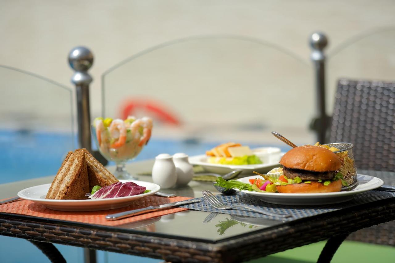 Moevenpick Hotel City Star Yidda Exterior foto A typical lunch at the hotel