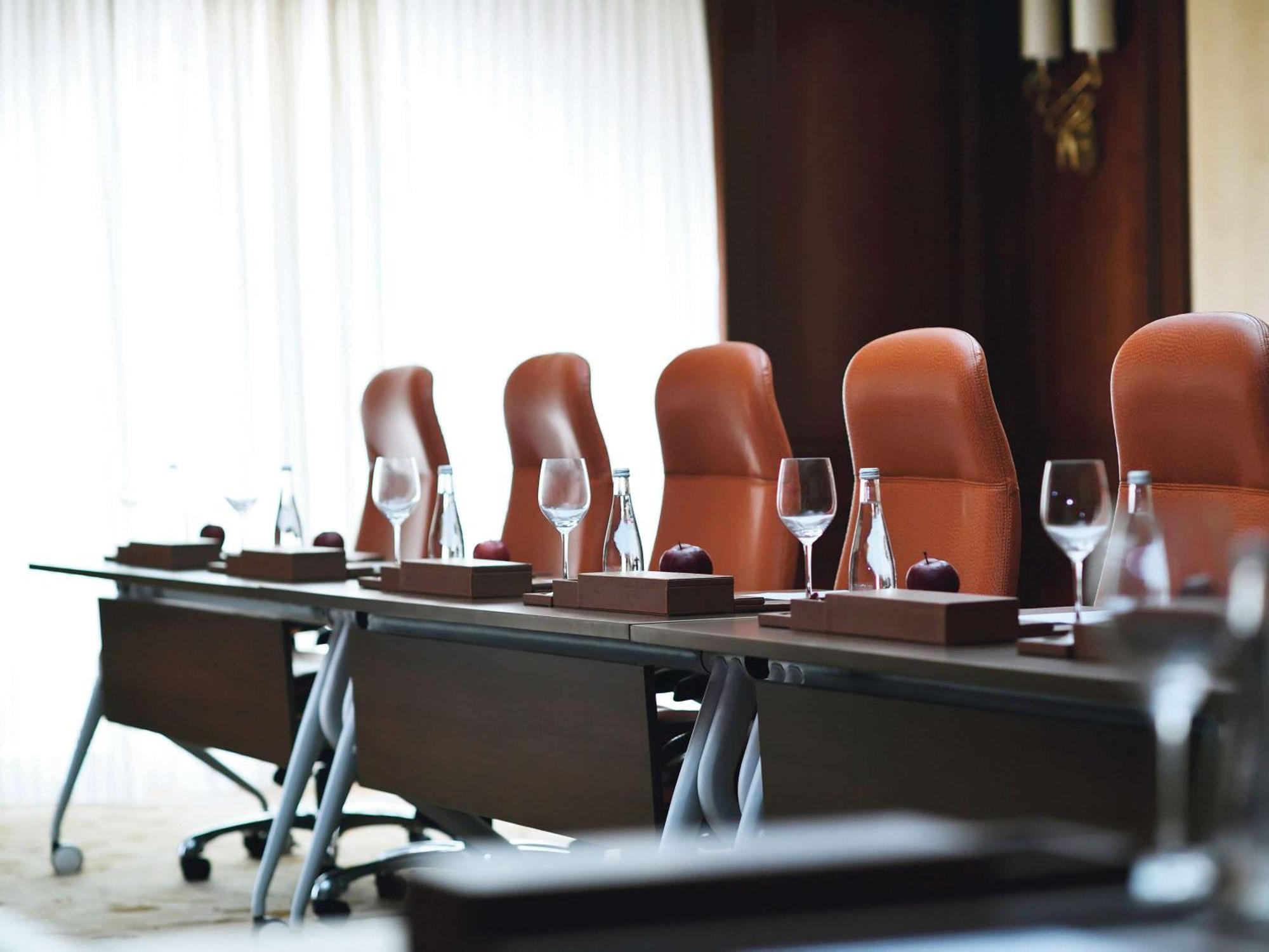 Moevenpick Hotel City Star Yidda Exterior foto A boardroom