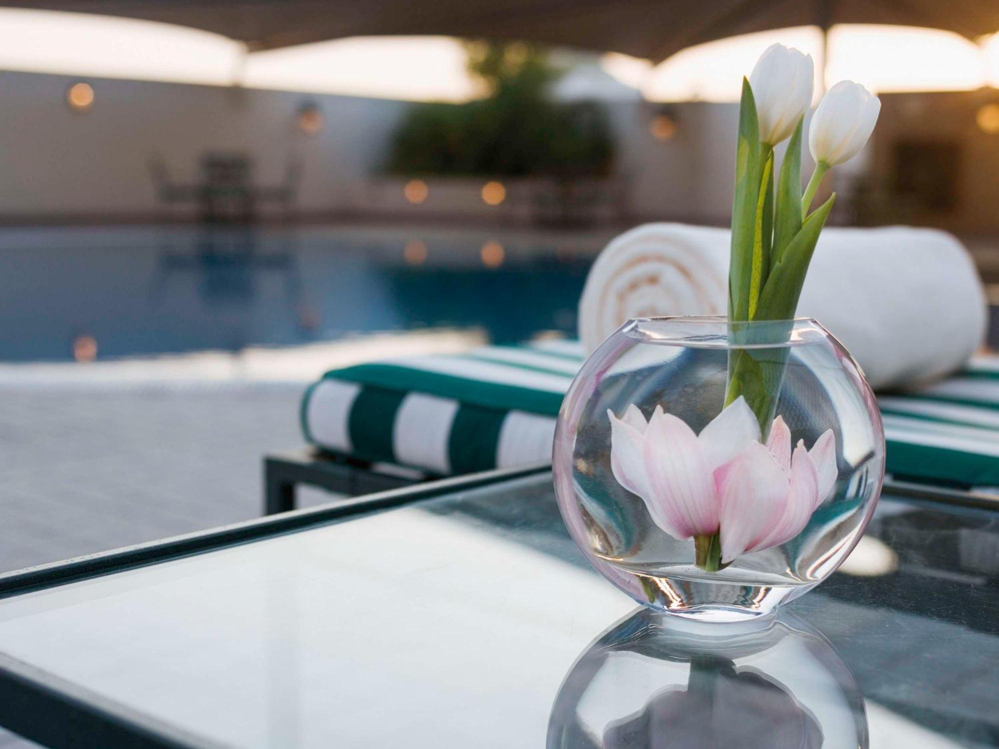 Moevenpick Hotel City Star Yidda Exterior foto The pool at the hotel