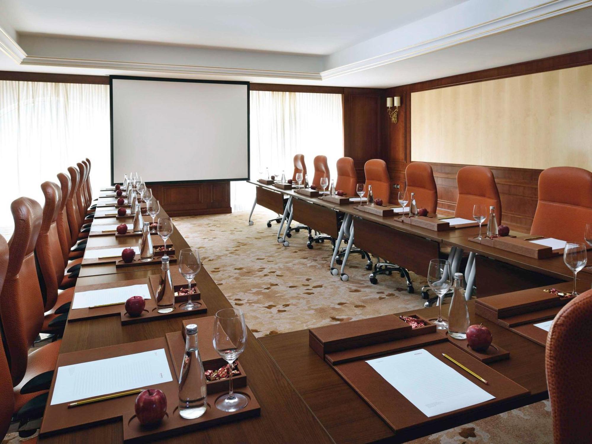 Moevenpick Hotel City Star Yidda Exterior foto A meeting room